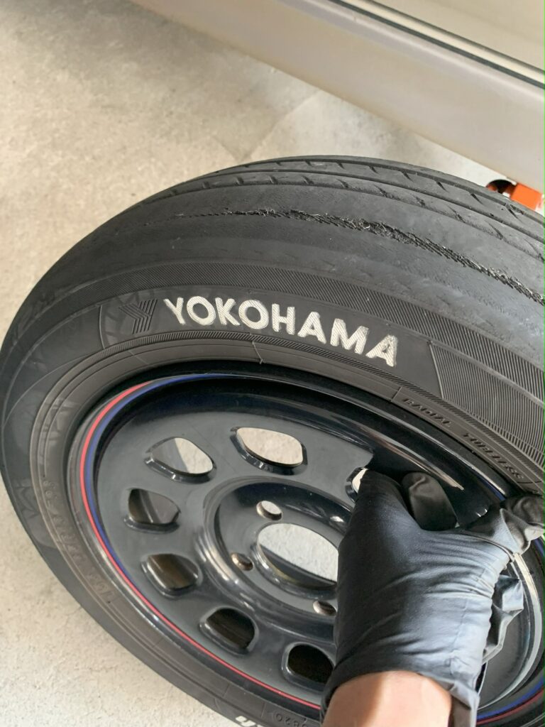 右前 摩耗タイヤ