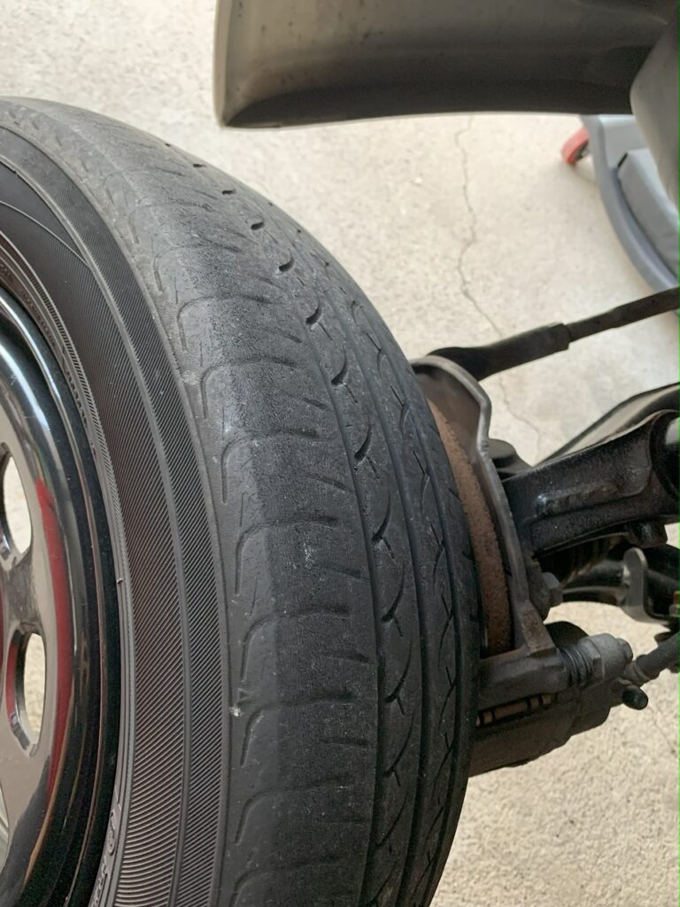 左前 摩耗タイヤ