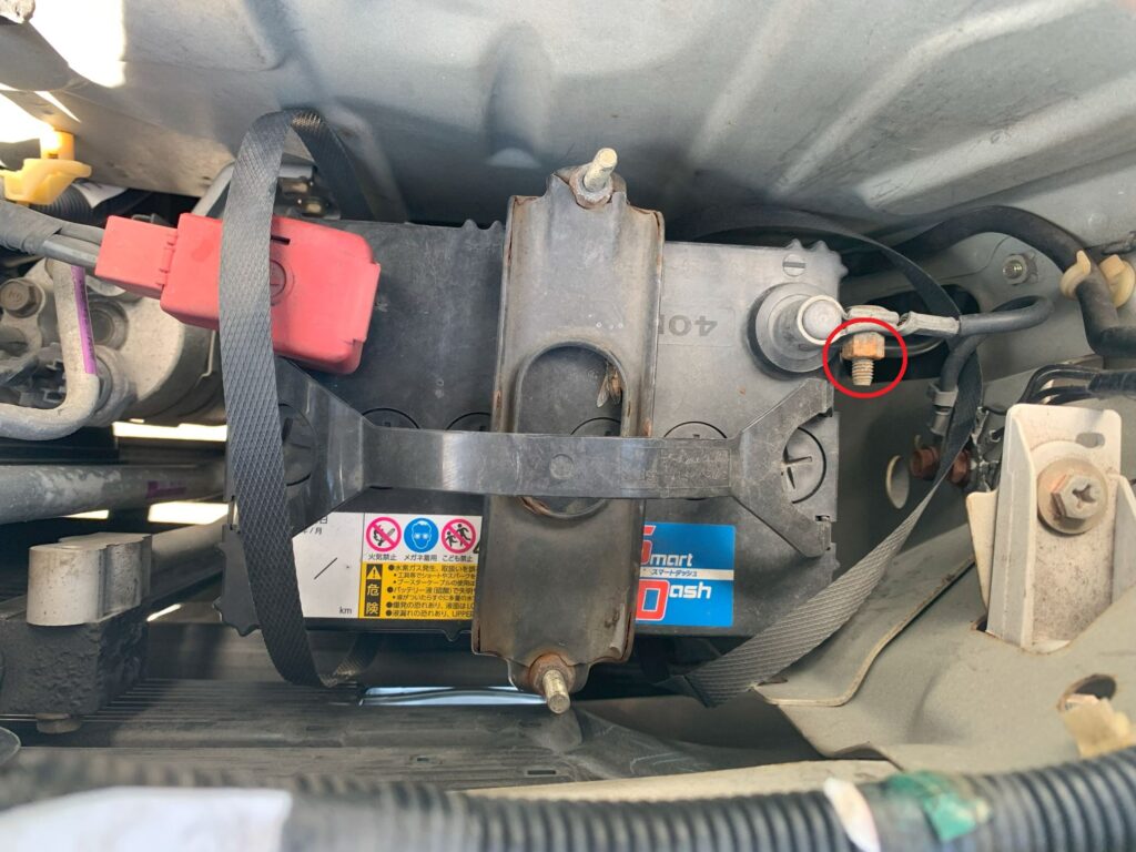 マイナス端子から取り外す