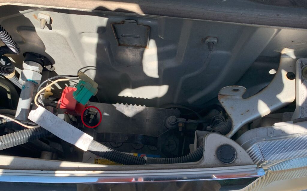 プラス側の端子接続を取り外す