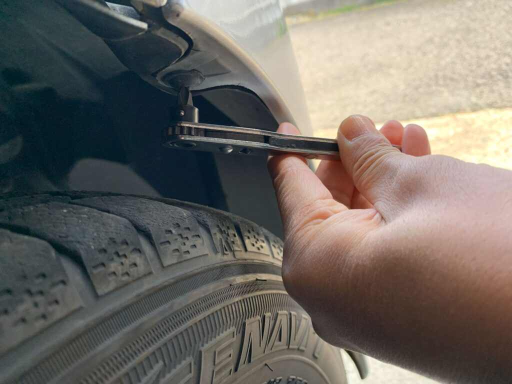 タイヤハウスのビス取り外し工具