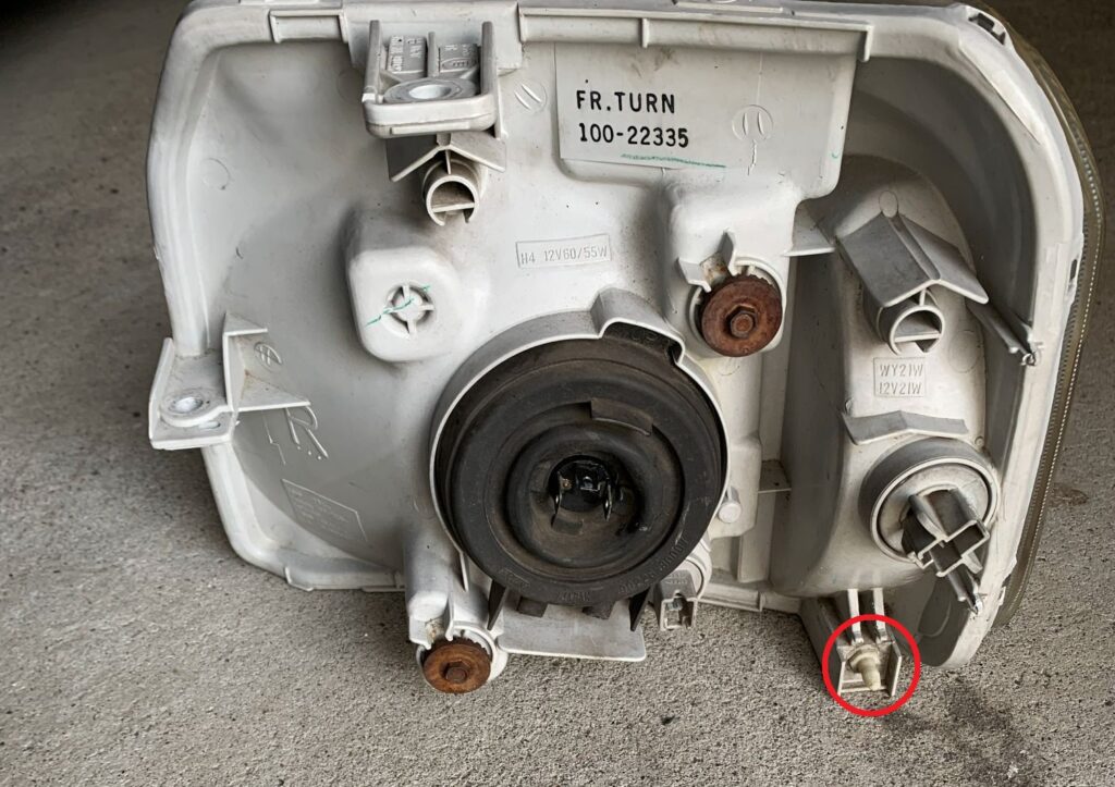 ヘッドライト裏側ツメ