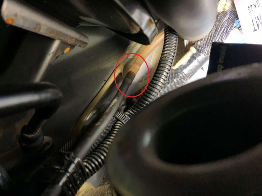 運転席右下　ウオッシャーパイプ接続箇所