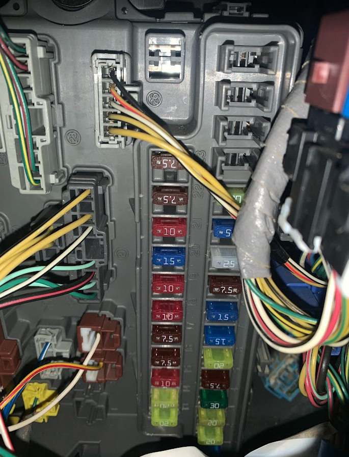 運転席右下ヒューズBOX